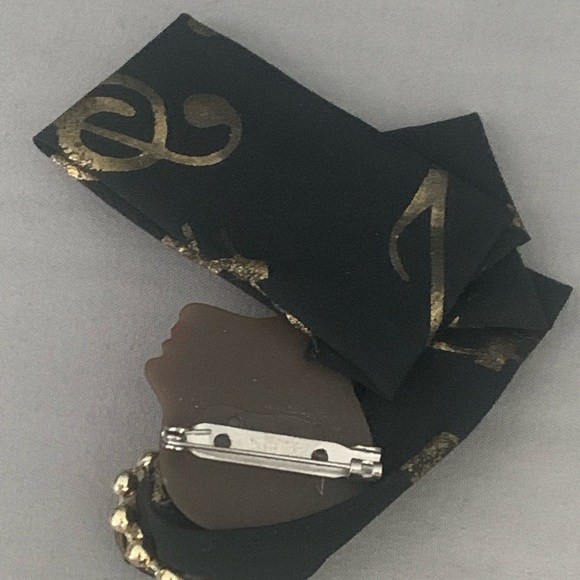 Vintage Cloth and Resin African Pin - Picture 2 of 3